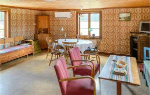 sala de estar con mesa y sillas en Nice Home In Tjurstorp With Kitchen, 