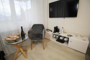 TV a/nebo společenská místnost v ubytování Ferien am Luganer See mit Seesicht
