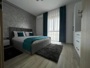 une chambre avec un lit et une grande fenêtre dans l'établissement Gala Residence Baile Felix, à Cordău 38 autres photos