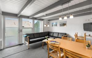 - un salon avec un canapé et une table dans l'établissement Amazing Apartment In Hemmet With Indoor Swimming Pool, à Hemmet