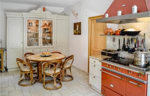 Η κουζίνα ή μικρή κουζίνα στο Awesome Home In Pace With Kitchen