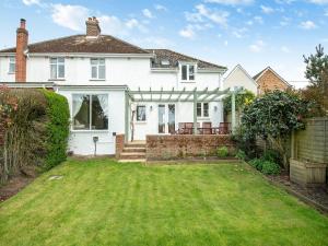 a white house with a lawn in front of it at Avondale in Woodgreen