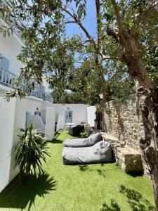 a garden with two bean bags on the grass at Matogianni Hotel in Mikonos