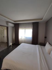 Postel nebo postele na pokoji v ubytování Black Iris Hotel