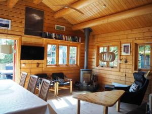 uma sala de estar com lareira numa casa de madeira em Norsk Bjlkehus Med Fjordudsigt em Hobro