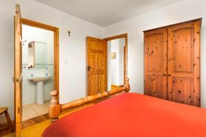 um quarto com uma cama, um lavatório e uma casa de banho em Cottage 118 - Cleggan em Cleggan