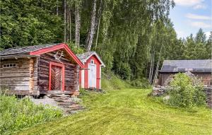 uma cabana de madeira e um pequeno barracão num campo em Nice Home In yer With Kitchen em Øyer