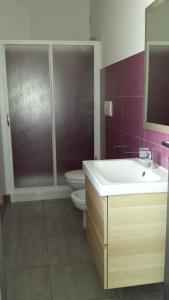 La salle de bains est pourvue d'un lavabo et de toilettes. dans l'établissement Case vacanze Iris, à Uggiano la Chiesa