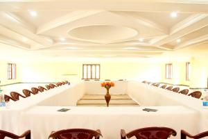 uma sala de conferências com mesa e cadeiras em Hotel SV International- Powered by Stayflexi em Kodaikanal