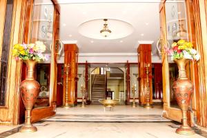 um lobby com dois vasos com flores em Hotel SV International- Powered by Stayflexi em Kodaikanal