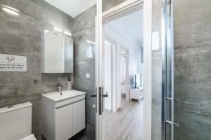 un bagno con wc, lavandino e doccia di Danai & Palm Residential Complexes a Ofrínion
