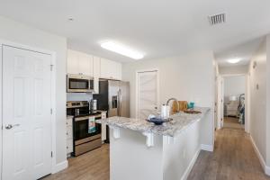 cocina con armarios blancos y encimera de granito en Surfside 17 by Pristine Properties Vacation Rentals, en Mexico Beach 73 fotos más