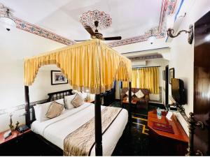 una camera da letto con un letto e un soffitto di Umaid Mahal - A Heritage Style Boutique Hotel a Jaipur