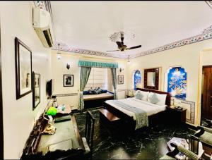 Letto o letti in una camera di Umaid Mahal - A Heritage Style Boutique Hotel
