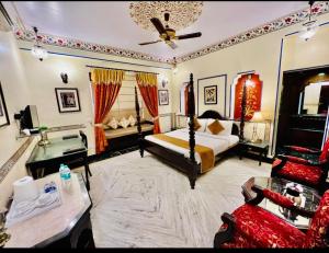 Letto o letti in una camera di Umaid Mahal - A Heritage Style Boutique Hotel