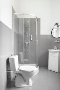 Un baño con ducha, inodoro y lavabo. en 27Rooms Czapskich Great Location, Old Town, en Cracovia 47 fotos más