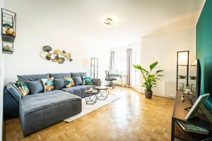 ein Wohnzimmer mit einem Sofa und einem Tisch in der Unterkunft APARTMENTO Magdeburg - Zentral - 2 Zimmer - WiFi - Netflix in Magdeburg