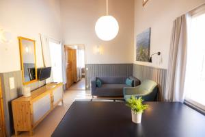 uma sala de estar com um sofá e uma mesa em Nallikari Holiday Village Cottages em Oulu