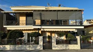 una grande casa con un balcone sopra di Ioulia`s Apartments a Plataria