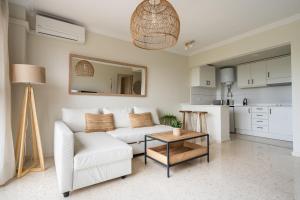 sala de estar con sofá blanco y mesa en Magnifico apartamento en Canet Playa by Hometels, en Canet de Berenguer