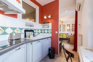 een keuken met een wastafel en een aanrecht bij Le Voeu - Appartement avec vue sur Nice in Nice