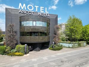 リッソーネにあるHotel Motel Ascotのモダンなアセットホテルで、看板が貼られています。