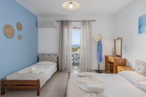 1 Schlafzimmer mit 2 Betten und Meerblick in der Unterkunft Creta Sun Mochlos in Mochlos