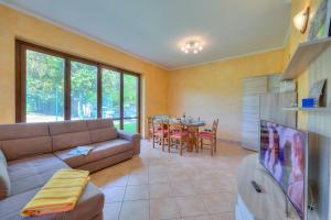sala de estar con sofá y mesa en Il Sole Di Mirasole - Happy Rentals, en Leggiuno