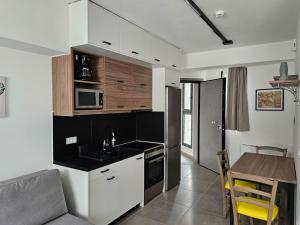 eine Küche mit einer Theke und einem Tisch in einem Zimmer in der Unterkunft Andes Apartments in Ioannina