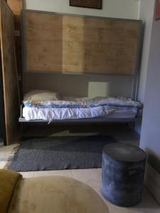 pokój z łóżkiem w pokoju ze śmietnikiem w obiekcie le champas w mieście Enchastrayes