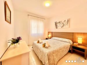 Posteľ alebo postele v izbe v ubytovaní VH Costa Blanca - APARTAMENTO MALVARROSA + 37 fotografií