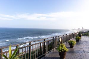 una vista del océano desde un muelle con plantas en 305 Guest House, en Amanzimtoti