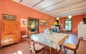 een eetkamer met een tafel en stoelen bij Roseto Immacolata in Roccastrada