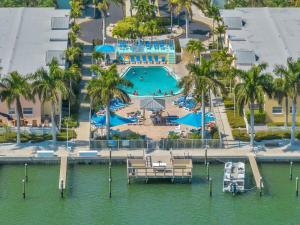 uma vista aérea de uma piscina num resort em 2 Bed-1 Bath With Sunroom, Private Pool And Beach Access! em Clearwater Beach