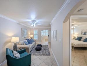 ein Wohnzimmer mit einem Sofa und einem Tisch in der Unterkunft 2 Bed-1 Bath With Sunroom, Private Pool And Beach Access! in Clearwater Beach