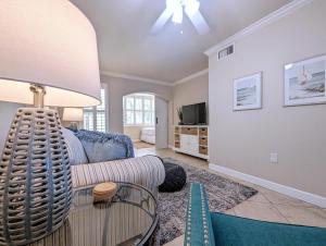 sala de estar con sofá y TV en 2 Bed-1 Bath With Sunroom, Private Pool And Beach Access!, en Clearwater Beach