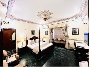 Letto o letti in una camera di Umaid Mahal - A Heritage Style Boutique Hotel