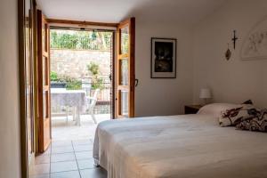una camera con letto e porta di accesso a un patio di Chiaro di Luna - Appartamento vista mare a Pisciotta