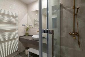 Riba-roja d'EbreにあるCasa de ensueño en Almatretのバスルーム(洗面台、ガラス張りのシャワー付)