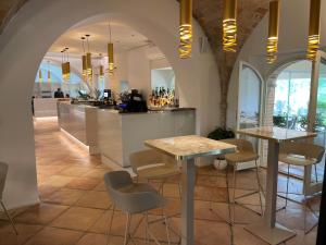 un restaurante con 2 mesas y sillas y una barra en Colle Serrano Relais & SPA, en Ripatransone