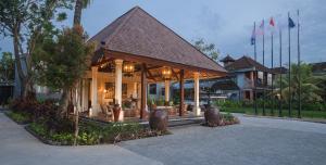 una casa con un pabellón frente a un edificio en Plataran Ubud Hotel & Spa - CHSE Certified, en Ubud