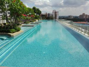 uma grande piscina no topo de um edifício em Eve Suite 2 bedrooms At Ara Damansara em Petaling Jaya