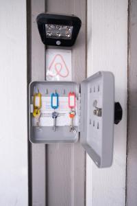 a lock on a door with a switch on it at Mukava kellarihuoneisto jossa sauna ja poreallas in Pietarsaari