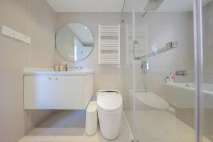 Ένα μπάνιο στο Warm Four Bedroom Apartment with Huangpu River View +21 φωτογραφίες