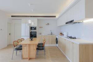 Η κουζίνα ή μικρή κουζίνα στο Warm Four Bedroom Apartment with Huangpu River View
