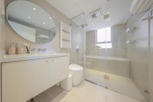 Ένα μπάνιο στο Warm Four Bedroom Apartment with Huangpu River View