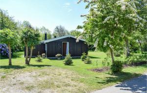 ティスヴィレライにあるStunning Home In Tisvildeleje With 3 Bedrooms And Wifiの木々と芝生の庭園内の小屋