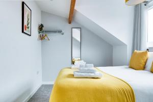 Spacious 4 Bedroom house near Leeds CC في Beeston Hill: غرفة عليها سرير وفوط