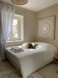 une chambre avec un lit blanc avec une fenêtre dans l'établissement Maison 200m2- 9 chambres avec sdb - 16-18 personnes - séminaire-Proche Centre-Ville-Gare et Arena-terrasse, à Reims 30 autres photos