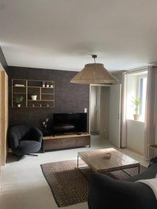 un salon avec un canapé et une table dans l'établissement Maison 200m2- 9 chambres avec sdb - 16-18 personnes - séminaire-Proche Centre-Ville-Gare et Arena-terrasse, à Reims